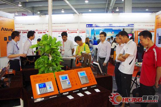 2011智能家居产品春季交易会现场，观众对产品很感兴趣