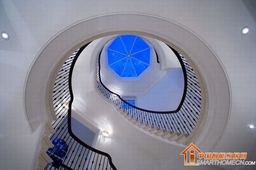 公寓装有一个从旧金山进口的可移动的屋顶,屋内的传感器可以识别雨天,因此在下雨时屋顶便会自动关上。 公寓装有一个从旧金山进口的可移动的屋顶,屋内的传感器可以识别雨天,因此在下雨时屋顶便会自动关上。