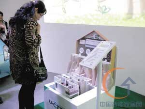 市民参观生态城模型