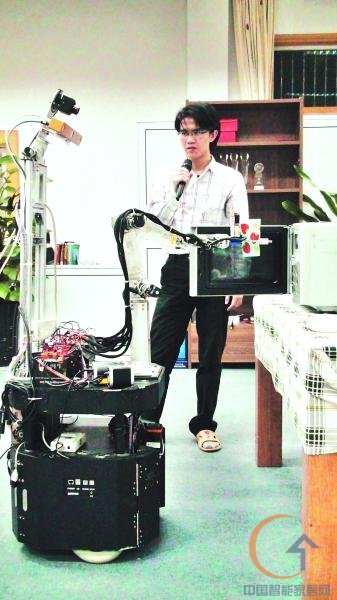 “可佳”从微波炉里取东西