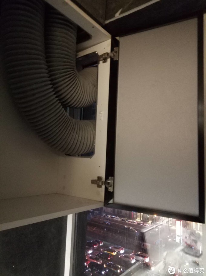 瑞士森德CAD康舒安新风净化系统由于客户家实际情况的制约，外墙窗户过梁无法打孔，所以采用定制玻璃开孔的方式解决